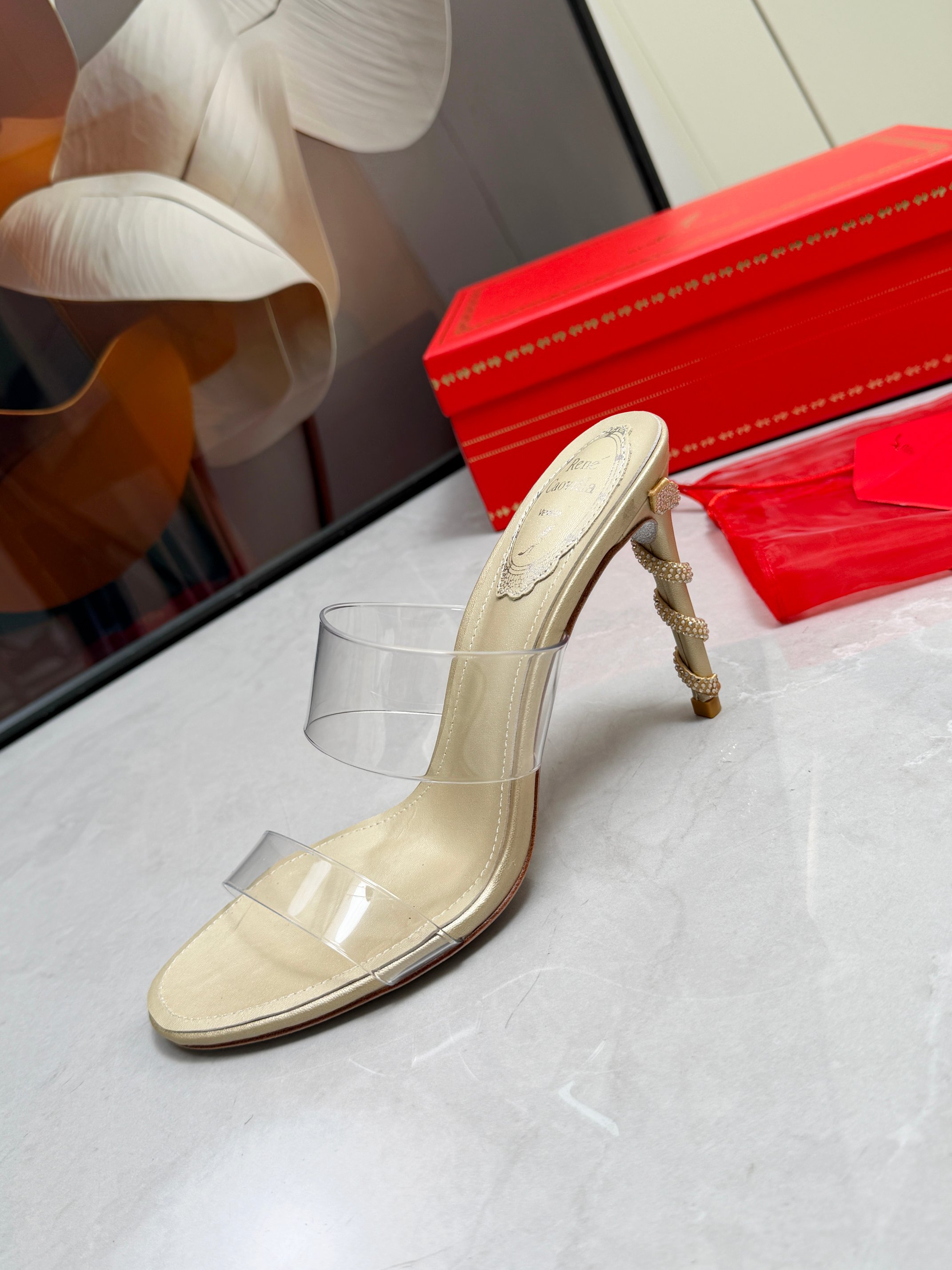 NO:814898,R C | Heavy Industry RC snake-shaped popular CLEO series, crystal wrapped anklet high-heeled sandals. Simple but hidden mystery, with a little light, the entire upper is sparkling and shining. Whether it is a warm and lively party or a dim and ambiguous occasion, it is easy to handle. Transparent TPV is simple and elegant. High version. Spring and summer new style, charming and gorgeous top hard goods, annual heavyweight store boutique!  Fabric imported silk + Creole rhinestones, lining imported silk sheepskin lining, outsole, original Blingbling silver genuine leather sole, heel height about 9.5cm, Color gold, patent leather black, suede black, apricot silver, white Size 35-39 (34/40/41/42/43 customized, non-refundable) Standard size Packaging with cloth bag, card, spare leather RC hot style, high heels and slippers, sandals, high  heels,slippers,sheepskin,real silk19860909R C | 重工RC蛇形爆红CLEO系列,水晶缠绕脚环高跟凉鞋.简约却暗藏玄机,一点点灯光,整个鞋面波光粼粼,熠熠生辉.无论是在温暖热闹的派对,还是昏暗暧昧的场合,都轻松拿捏 透明TPV简约大气 高版本 春夏新款,魅惑华丽的顶级硬货,年度重量级镇店精品！ 面料进口真丝+克里奥水钻 内里进口丝绸羊皮内里垫脚 大底原版Blingbling闪银真皮底 跟高9.5cm左右 Color金色、漆皮黑、绒面黑 杏色 银色、白色 Size 35-39（34/40/41/42/43定做不退换）标准码 包装配布袋、卡片、备用天皮RC爆款,高跟鞋拖鞋,sandals,high heels,slippers,sheepskin,real silk,Women's Shoes