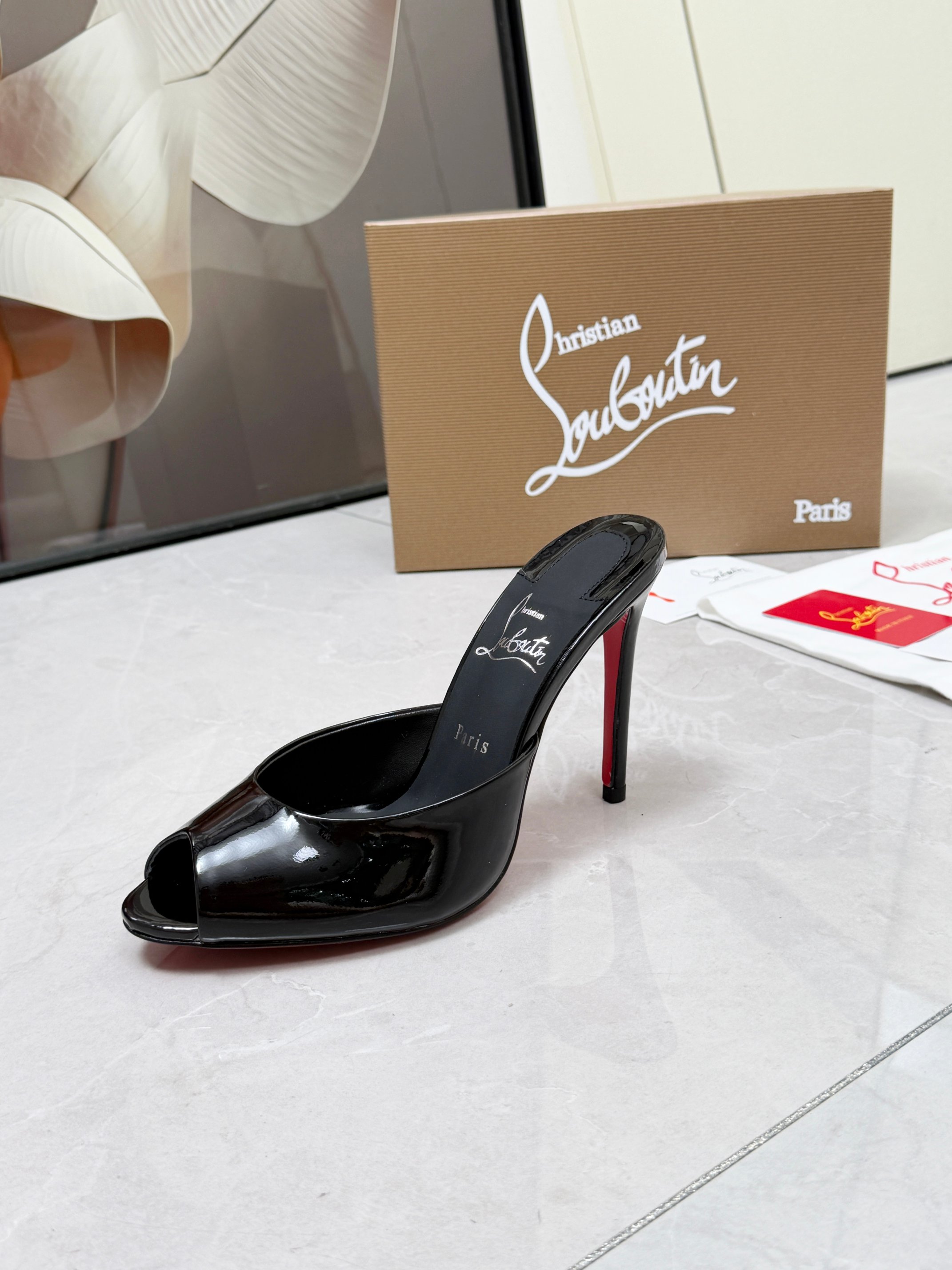 NO:957432,ChristianLouboutin CL red-soled shoes‖ Globally limited edition!  Blessings from Las Vegas are inspired by the colorful neon of Las Vegas. Hand-made, exquisite craftsmanship and collectible works. Absolutely eye-catching. Classic patent leather fish-mouth high-heeled slippers. Exquisite, so beautiful, so beautiful, so beautiful. Fashionable sandals. Irresistible high heels. The sexy goddess releases the invincible femininity. The gorgeous red sole is like the red carpet that the queen walks on when she ascends to the top. She is full of aura in every minute. Whether in love or in the workplace, she is famous in the end. Extraordinarily fascinating and full of femininity!  Suitable for all kinds of parties, unbeatable classic, all original one-to-one mold customization, original fabric material, imported soft sheep leather lining, outsole, original leather sole, heel height 10.5cm  louboutin,sandals,high heels,slippers,sheepskin19860909ChristianLouboutin路铂廷 CL红底鞋‖ 全球限量！来自拉斯维加斯的祝福灵感来自拉斯维加斯的炫彩霓虹 手工制作,精致工艺收藏级作品 绝对吸睛的存在 经典款漆皮鱼嘴高跟拖鞋 精致 太美了太美了太美了 时装凉鞋 标致性高跟鞋 根本抵抗不了 性感女神 释放无敌女人味 艳丽红底 就像女王登顶时踩着的红毯 分分钟气场全开 不论情场还是职场 一红到底 格外的引人入胜 女人味十足！适合各种聚会 不败的经典 全原版一比一开模定制 面料原版材料 内里进口柔软绵羊皮内里垫脚 大底原版一致真皮底 跟高10.5cm Color黑漆皮 杏漆皮 白漆皮 玖红漆皮4色 Size 35-39（40/41/42/43定做不退换）标准码 包装配布袋、卡片,高跟鞋拖鞋,christian louboutin,sandals,high heels,slippers,sheepskin,Women's Shoes