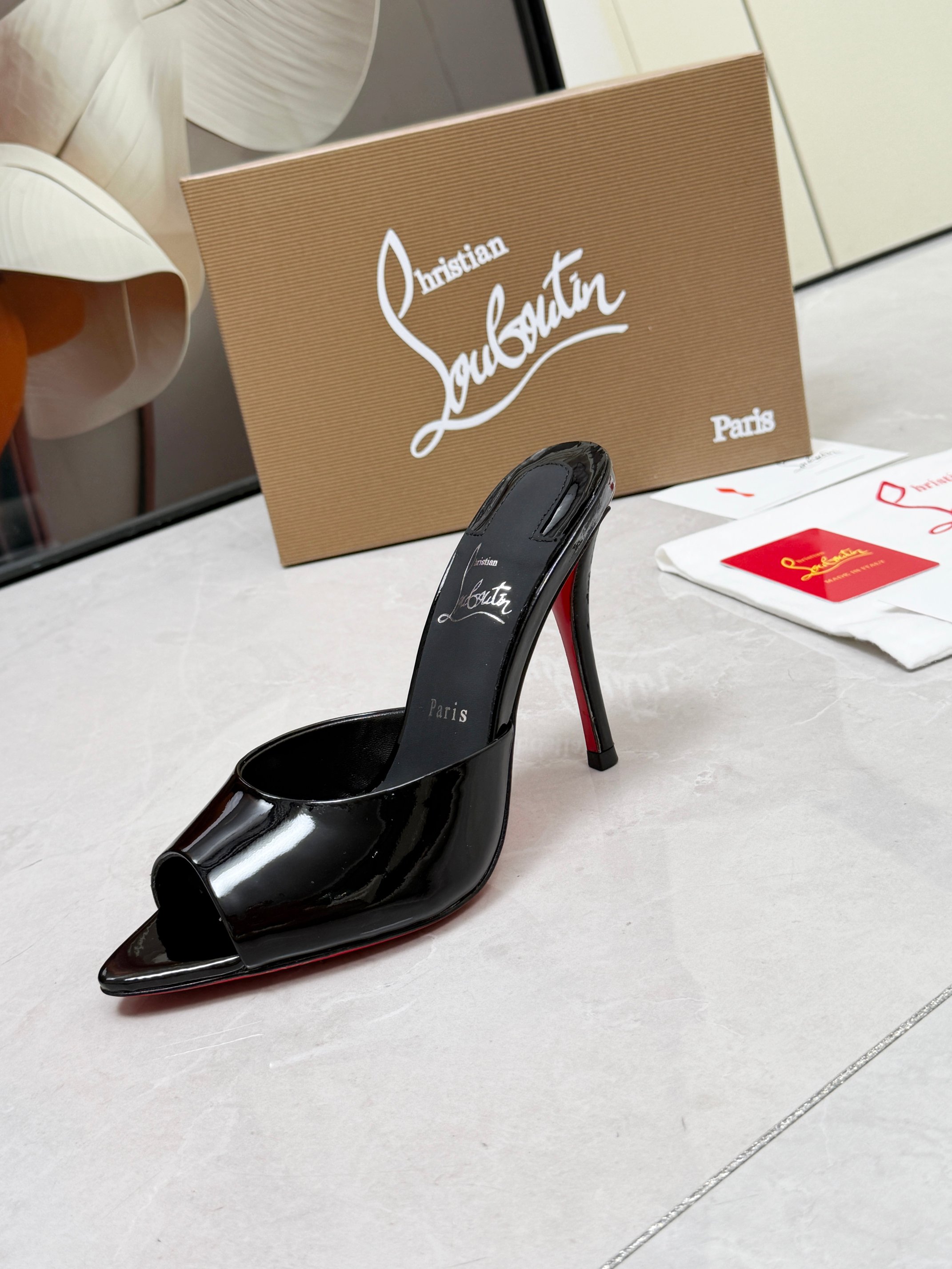 NO:957409,ChristianLouboutin CL red-soled shoes‖ Globally limited edition!  Blessings from Las Vegas are inspired by the colorful neon of Las Vegas. Handmade, exquisite craftsmanship, collectible works, absolutely eye-catching. Classic patent leather pointed toe fish mouth high-heeled slippers. Exquisite, too beautiful, too beautiful, too beautiful. Fashion sandals and high-heeled shoes. I can’t resist it. Sexy goddess releases invincible femininity. The gorgeous red sole is like the red carpet that the queen steps on when she ascends to the top. She is full of aura every minute. Whether in love or in the workplace, one red to the end is extraordinarily fascinating and full of femininity!  Suitable for all kinds of parties, an unbeatable classic, all original one-to-one mold customization, original fabric material, imported soft sheep leather lining, outsole with original leather sole, heel height 10.5cm  louboutin,sandals,high heels,slippers,sheepskin19860909ChristianLouboutin路铂廷 CL红底鞋‖ 全球限量！来自拉斯维加斯的祝福灵感来自拉斯维加斯的炫彩霓虹 手工制作,精致工艺收藏级作品 绝对吸睛的存在 经典款漆皮尖头鱼嘴高跟拖鞋 精致 太美了太美了太美了 时装凉鞋 标致性高跟鞋 根本抵抗不了 性感女神 释放无敌女人味 艳丽红底 就像女王登顶时踩着的红毯 分分钟气场全开 不论情场还是职场 一红到底 格外的引人入胜 女人味十足！适合各种聚会 不败的经典 全原版一比一开模定制 面料原版材料 内里进口柔软绵羊皮内里垫脚 大底原版一致真皮底 跟高10.5cm Color黑漆皮 杏漆皮 白漆皮 玖红漆皮4色 Size 35-39（40/41/42/43定做不退换）标准码 包装配布袋、卡片,高跟鞋,christian louboutin,sandals,high heels,slippers,sheepskin,Women's Shoes