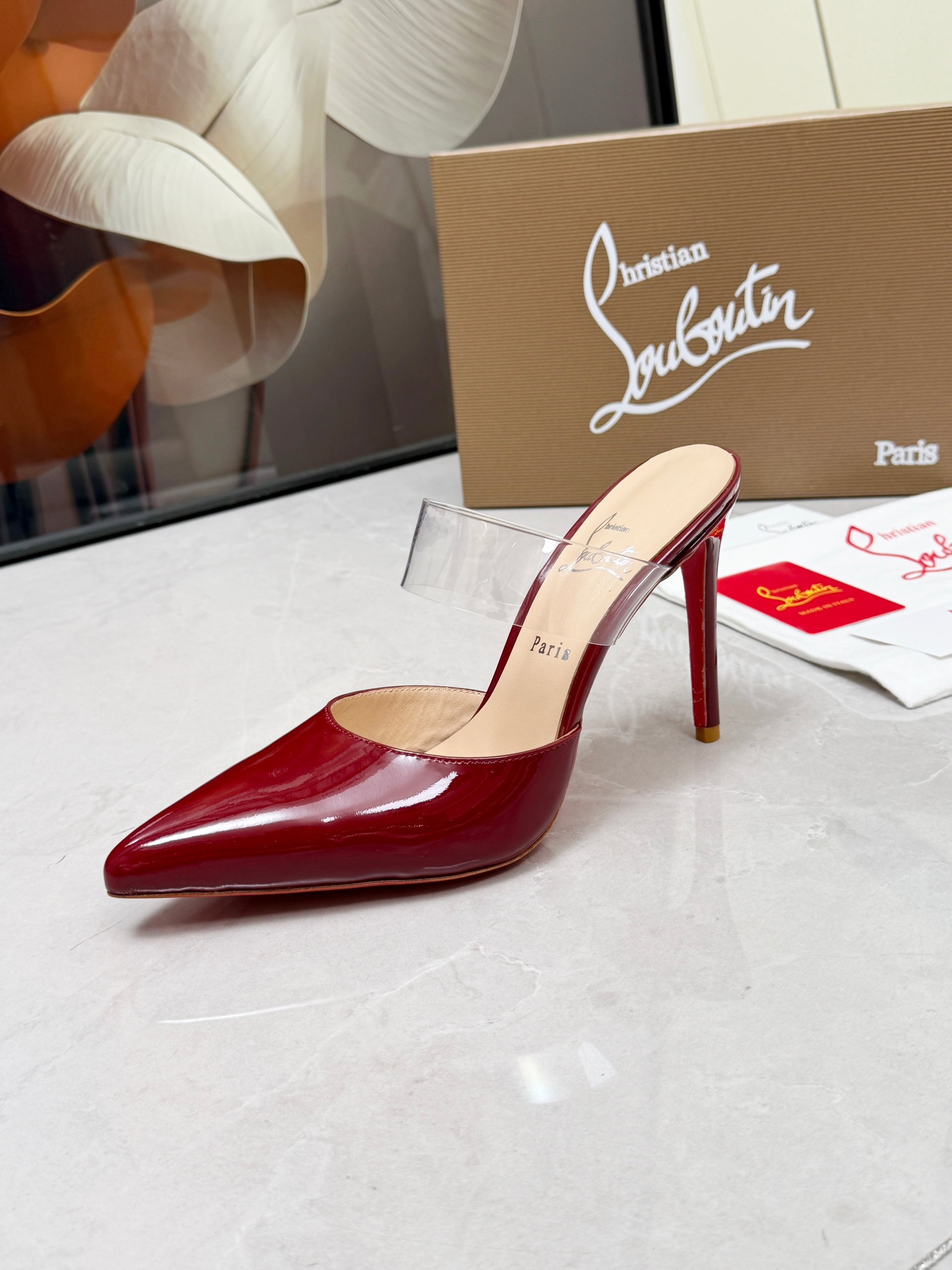 NO:957416,ChristianLouboutin CL red-soled shoes‖ Globally limited edition!  Blessings from Las Vegas are inspired by the colorful neon of Las Vegas. Hand-made, exquisite craftsmanship and collectible works. Absolutely eye-catching. Classic patent leather pointed-toe film high-heeled slippers. Exquisite, so beautiful, so beautiful, so beautiful. Fashionable sandals. Unique high heels. I can't resist it. Sexy goddess releases invincible femininity. The gorgeous red sole is like the red carpet that the queen walks on when she ascends to the top. She is full of aura every minute. Whether in love or in the workplace, one red to the end is extraordinarily fascinating and full of femininity!  Suitable for all kinds of parties, an unbeatable classic, all original one-to-one mold customization, original fabric material, imported soft sheep leather lining, outsole with original leather sole, heel height 10.5cm  louboutin,sandals,high heels,slippers,sheepskin19860909ChristianLouboutin路铂廷 CL红底鞋‖ 全球限量！来自拉斯维加斯的祝福灵感来自拉斯维加斯的炫彩霓虹 手工制作,精致工艺收藏级作品 绝对吸睛的存在 经典款漆皮尖头胶片高跟拖鞋 精致 太美了太美了太美了 时装凉鞋 标致性高跟鞋 根本抵抗不了 性感女神 释放无敌女人味 艳丽红底 就像女王登顶时踩着的红毯 分分钟气场全开 不论情场还是职场 一红到底 格外的引人入胜 女人味十足！适合各种聚会 不败的经典 全原版一比一开模定制 面料原版材料 内里进口柔软绵羊皮内里垫脚 大底原版一致真皮底 跟高10.5cm Color黑漆皮 杏漆皮 白漆皮 玖红漆皮4色 Size 35-39（40/41/42/43定做不退换）标准码 包装配布袋、卡片,高跟鞋,christian louboutin,sandals,high heels,slippers,sheepskin,Women's Shoes