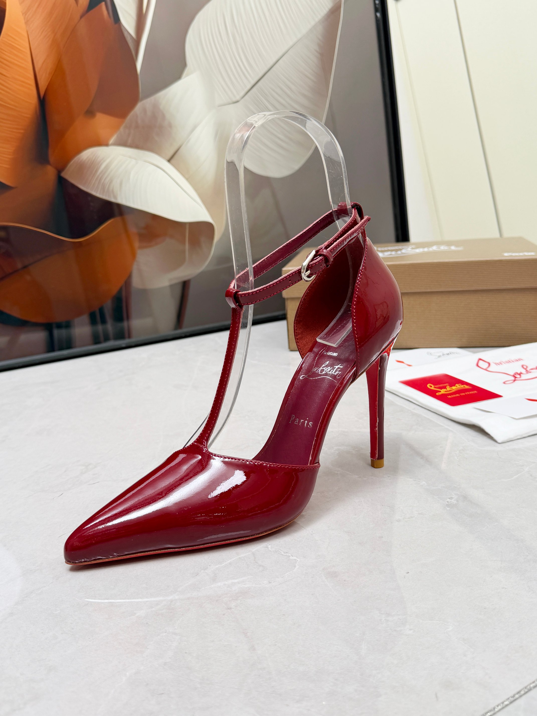 NO:957421,ChristianLouboutin CL red-soled shoes‖ Globally limited edition!  Blessings from Las Vegas are inspired by the colorful neon of Las Vegas. Hand-made, exquisite craftsmanship and collectible works. Absolutely eye-catching. Classic and latest patent leather pointed-toe high-heeled slippers. Exquisite, so beautiful, so beautiful, so beautiful. Fashionable sandals and high-heeled shoes. I can’t resist it. Sexy goddess releases invincible femininity. The gorgeous red sole is like the red carpet that the queen walks on when she ascends to the top. She is full of aura every minute. Whether in love or in the workplace, she is famous in the end. Extraordinarily fascinating and full of femininity!  Suitable for all kinds of parties, unbeatable classic, all original one-to-one mold customization, original fabric material, imported soft sheep leather lining and foot pads, outsole with original leather sole, heel height 10.5cm  louboutin,sandals,high heels,slippers,sheepskin19860909ChristianLouboutin路铂廷 CL红底鞋‖ 全球限量！来自拉斯维加斯的祝福灵感来自拉斯维加斯的炫彩霓虹 手工制作,精致工艺收藏级作品 绝对吸睛的存在 经典最新漆皮尖头高跟拖鞋 精致 太美了太美了太美了 时装凉鞋 标致性高跟鞋 根本抵抗不了 性感女神 释放无敌女人味 艳丽红底 就像女王登顶时踩着的红毯 分分钟气场全开 不论情场还是职场 一红到底 格外的引人入胜 女人味十足！适合各种聚会 不败的经典 全原版一比一开模定制 面料原版材料 内里进口柔软绵羊皮内里垫脚 大底原版一致真皮底 跟高10.5cm Color黑漆皮 杏漆皮 白漆皮 玖红漆皮4色 Size 35-39（40/41/42/43定做不退换）标准码 包装配布袋、卡片,高跟鞋凉鞋,christian louboutin,sandals,high heels,slippers,sheepskin,Women's Shoes