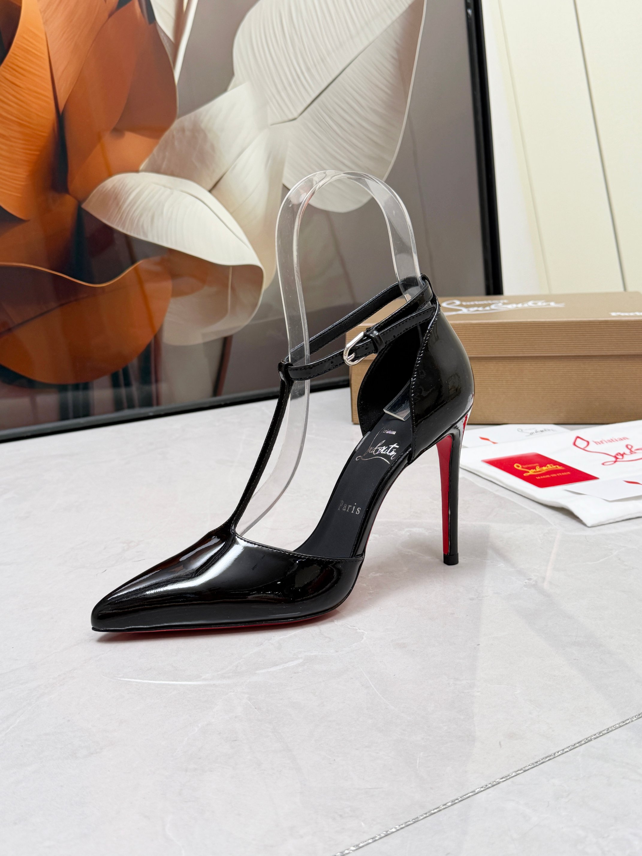 NO:957427,ChristianLouboutin CL red-soled shoes‖ Globally limited edition!  Blessings from Las Vegas are inspired by the colorful neon of Las Vegas. Hand-made, exquisite craftsmanship and collectible works. Absolutely eye-catching. Classic patent leather pointed-toe film high-heeled slippers. Exquisite, so beautiful, so beautiful, so beautiful. Fashionable sandals. Unique high heels. I can't resist it. Sexy goddess releases invincible femininity. The gorgeous red sole is like the red carpet that the queen walks on when she ascends to the top. She is full of aura every minute. Whether in love or in the workplace, one red to the end is extraordinarily fascinating and full of femininity!  Suitable for all kinds of parties, unbeatable classic, all original one-to-one mold customization, original fabric material, imported soft sheep leather lining and foot pads, outsole with original leather sole, heel height 10.5cm  louboutin,sandals,high heels,slippers,sheepskin19860909ChristianLouboutin路铂廷 CL红底鞋‖ 全球限量！来自拉斯维加斯的祝福灵感来自拉斯维加斯的炫彩霓虹 手工制作,精致工艺收藏级作品 绝对吸睛的存在 经典款漆皮尖头胶片高跟拖鞋 精致 太美了太美了太美了 时装凉鞋 标致性高跟鞋 根本抵抗不了 性感女神 释放无敌女人味 艳丽红底 就像女王登顶时踩着的红毯 分分钟气场全开 不论情场还是职场 一红到底 格外的引人入胜 女人味十足！适合各种聚会 不败的经典 全原版一比一开模定制 面料原版材料 内里进口柔软绵羊皮内里垫脚 大底原版一致真皮底 跟高10.5cm Color黑漆皮 杏漆皮 白漆皮 玖红漆皮4色 Size 35-39（40/41/42/43定做不退换）标准码 包装配布袋、卡片,高跟鞋凉鞋,christian louboutin,sandals,high heels,slippers,sheepskin,Women's Shoes