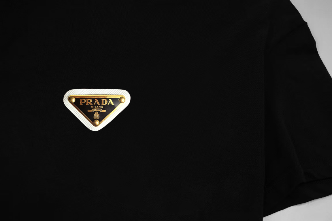  Prada/普拉达 《新款三角铁标》 双纱纯棉短袖 

-【280G双纱纯棉顶级面料 手感柔软 百分百