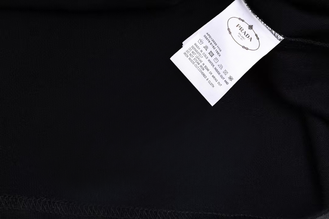  Prada/普拉达 《新款三角铁标》 双纱纯棉短袖 

-【280G双纱纯棉顶级面料 手感柔软 百分百