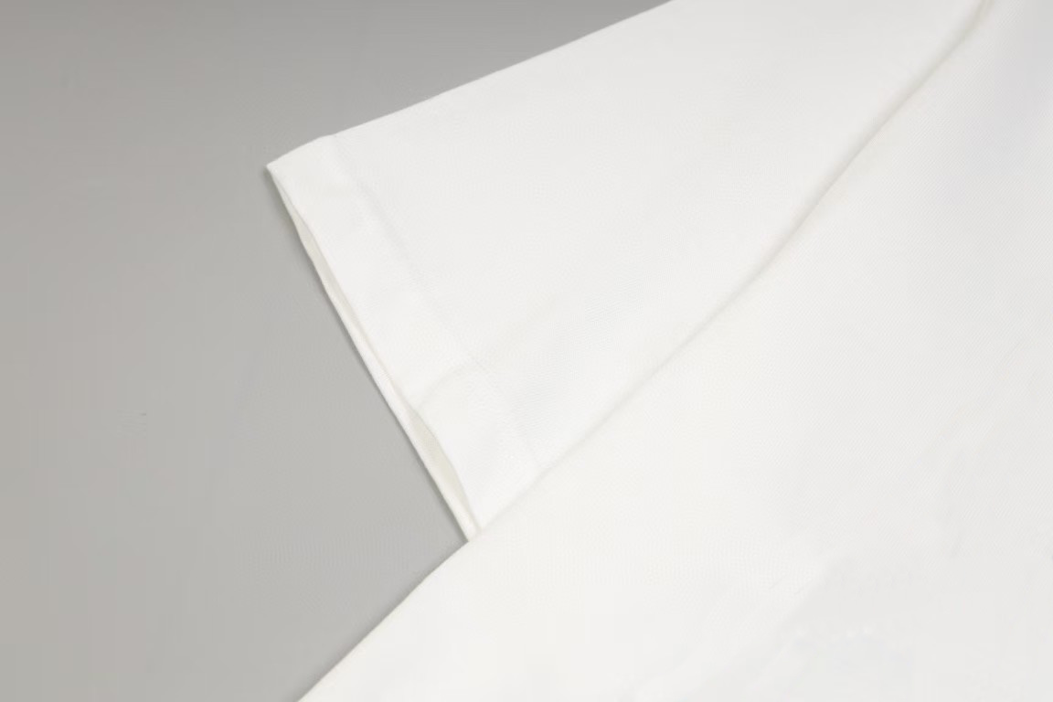 Prada/普拉达 《新款三角铁标》 双纱纯棉短袖
-【280G双纱纯棉顶级面料 手感柔软 百分百