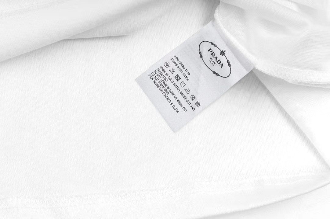 Prada/普拉达 《新款三角铁标》 双纱纯棉短袖
-【280G双纱纯棉顶级面料 手感柔软 百分百