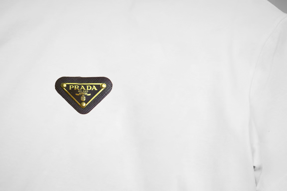 Prada/普拉达 《新款三角铁标》 双纱纯棉短袖
-【280G双纱纯棉顶级面料 手感柔软 百分百