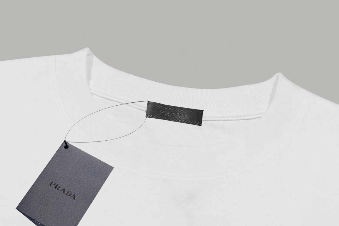 Prada/普拉达 《经典三角铁标》 双纱纯棉短袖
-【280G双纱纯棉顶级面料 手感柔软 百分百