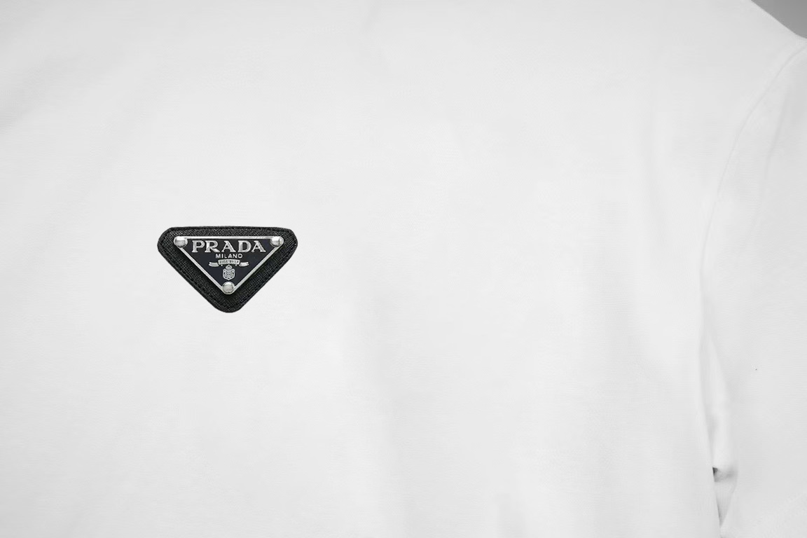 Prada/普拉达 《经典三角铁标》 双纱纯棉短袖
-【280G双纱纯棉顶级面料 手感柔软 百分百