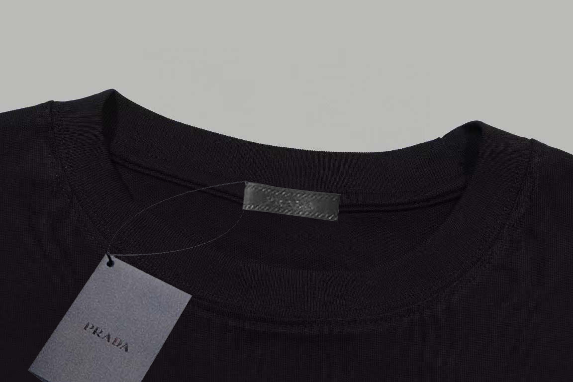 Prada/普拉达 《新款三角铁标》 双纱纯棉短袖
-【280G双纱纯棉顶级面料 手感柔软 百分百
