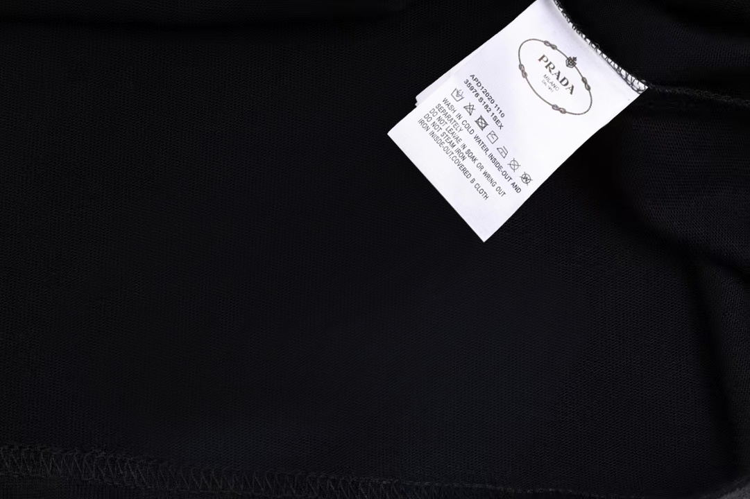 Prada/普拉达 《新款三角铁标》 双纱纯棉短袖
-【280G双纱纯棉顶级面料 手感柔软 百分百