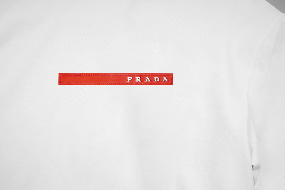 Prada/普拉达 《红色胶条》 双纱纯棉短袖
-【280G双纱纯棉顶级面料 手感柔软 百分百纯棉