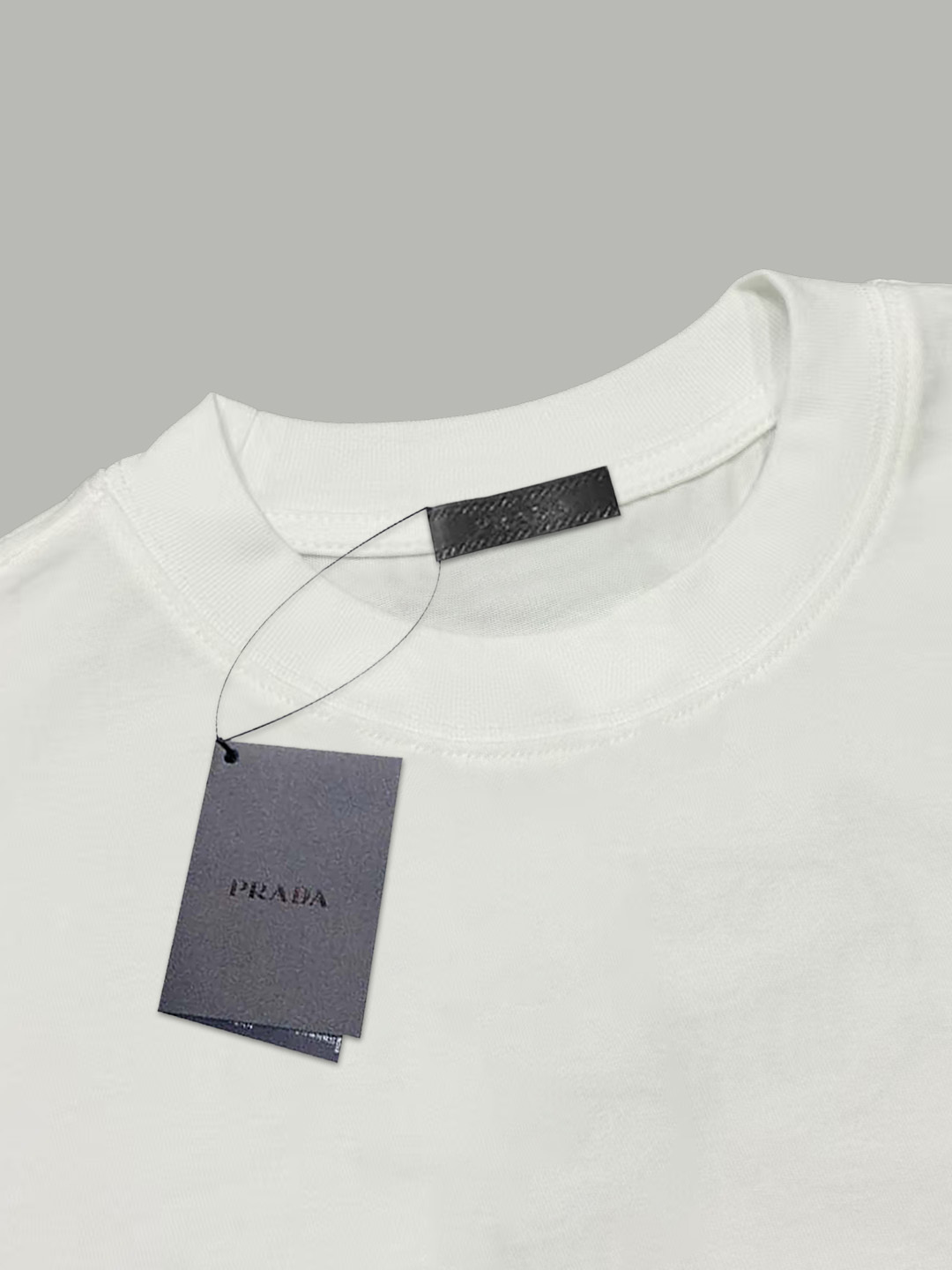 Prada/普拉达 《红色胶条》 双纱纯棉短袖
-【280G双纱纯棉顶级面料 手感柔软 百分百纯棉