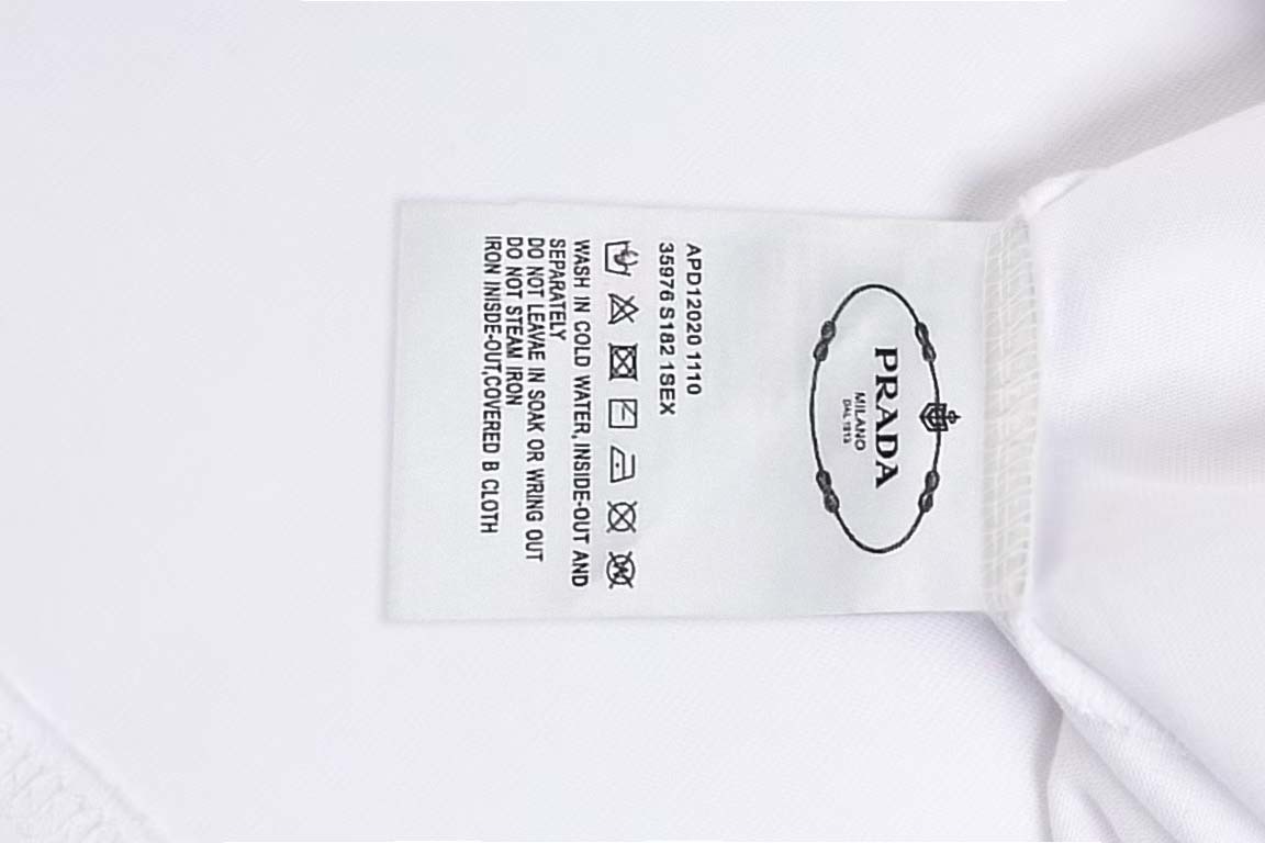 Prada/普拉达 《红色胶条》 双纱纯棉短袖
-【280G双纱纯棉顶级面料 手感柔软 百分百纯棉