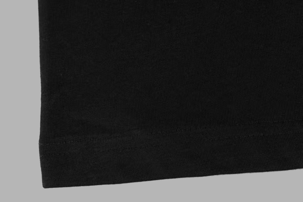 Prada/普拉达 《红色胶条》 双纱纯棉短袖
-【280G双纱纯棉顶级面料 手感柔软 百分百纯棉