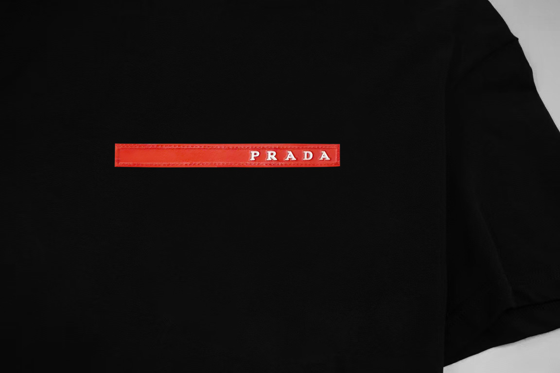 Prada/普拉达 《红色胶条》 双纱纯棉短袖
-【280G双纱纯棉顶级面料 手感柔软 百分百纯棉