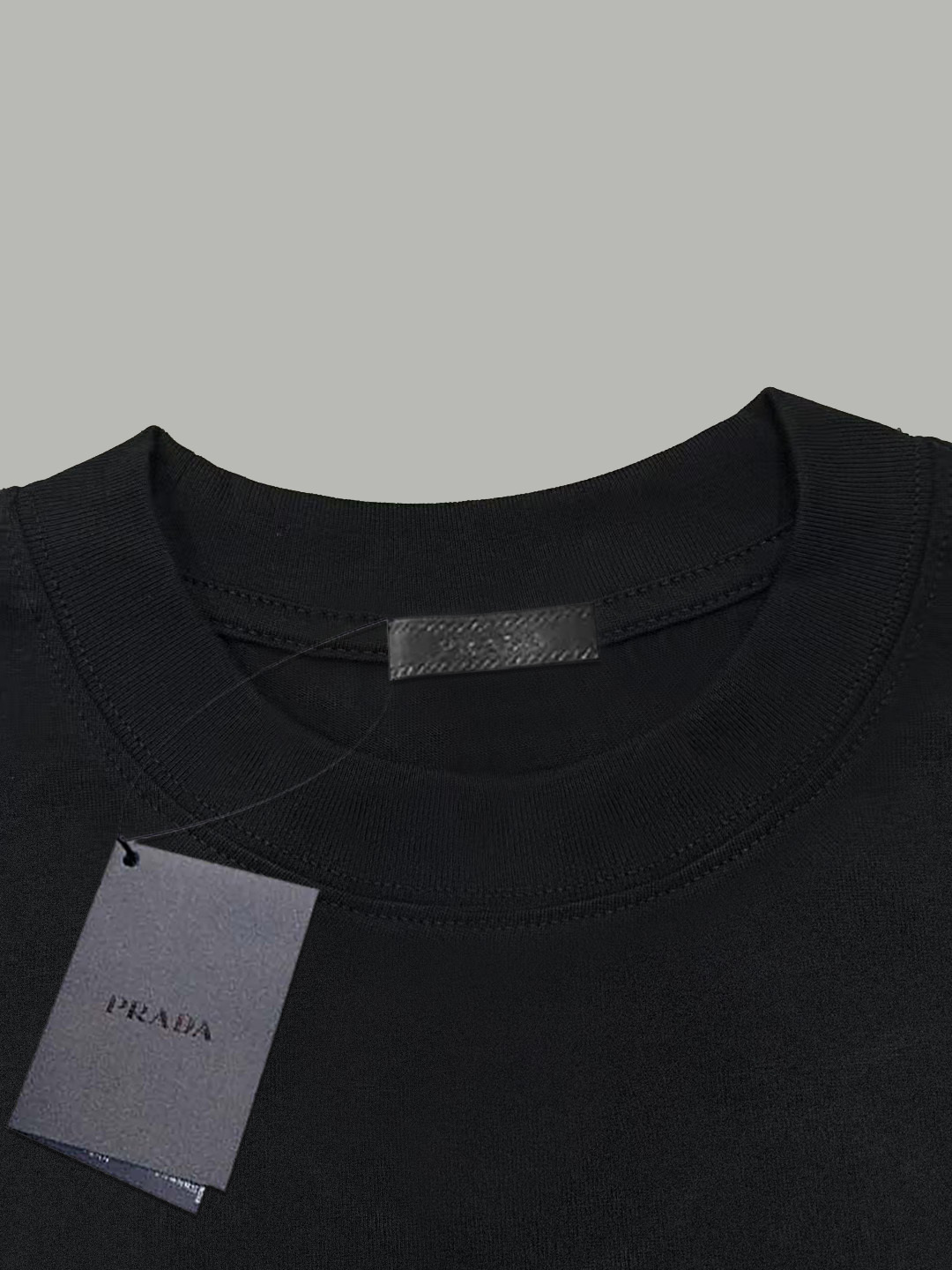 Prada/普拉达 《红色胶条》 双纱纯棉短袖
-【280G双纱纯棉顶级面料 手感柔软 百分百纯棉