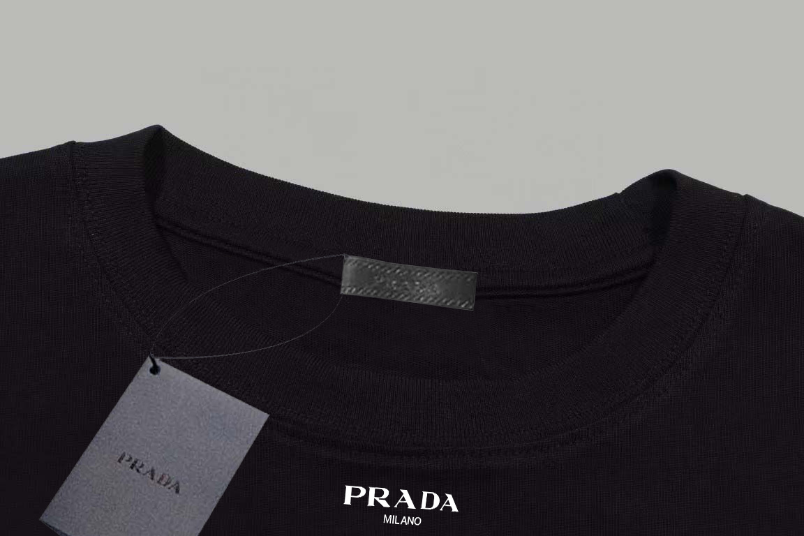 Prada/普拉达 《官网同款硅胶小字母》 双纱纯棉短袖
-【280G双纱纯棉顶级面料 手感柔软