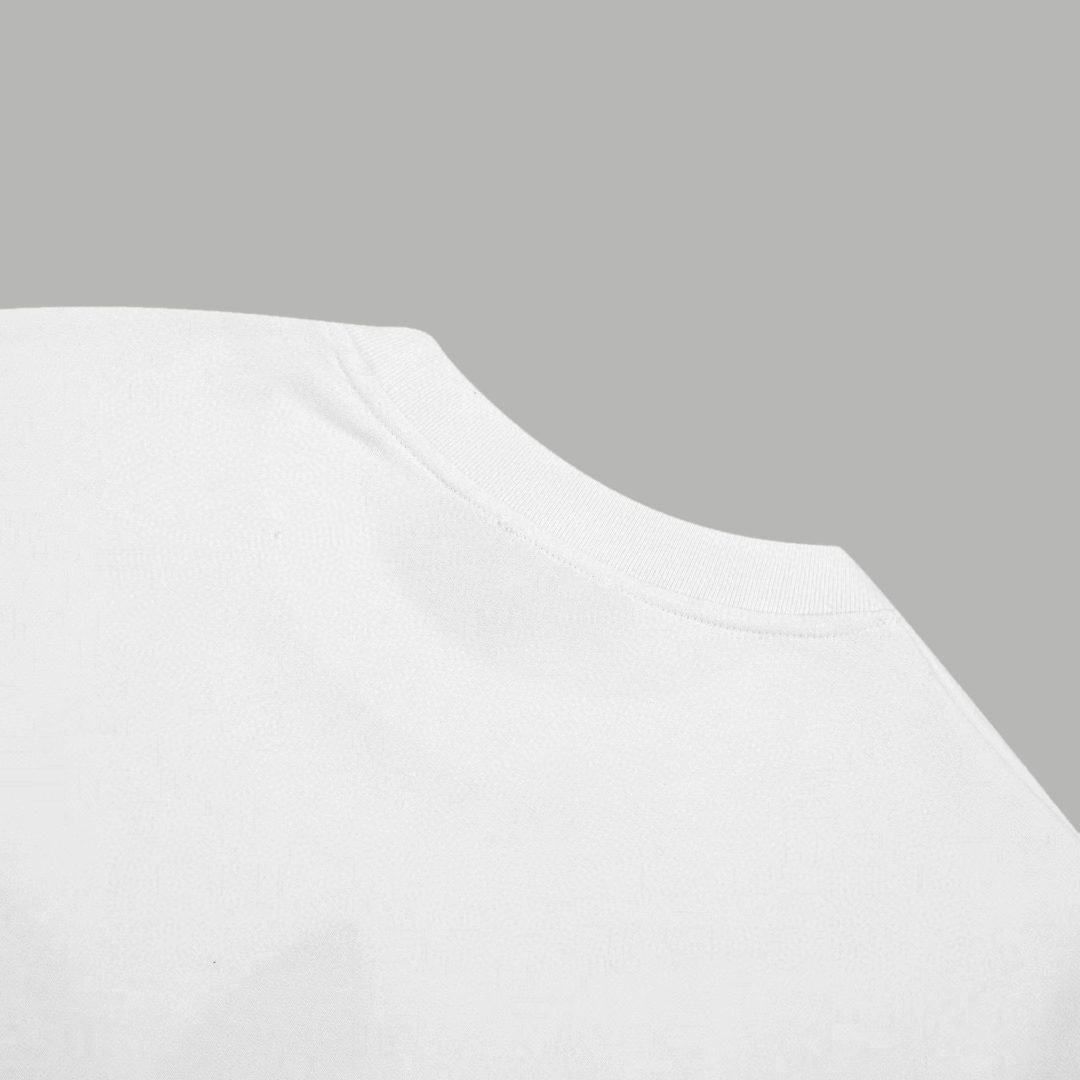  💰125 Fendi/芬迪 《官网同款 限定小怪兽眼睛logo字母》 印花毛圈长袖卫衣 

-【420G重磅毛圈版本 百分百纯棉独家出货 定染硫化黑无尘处理面料 】  

-面料：420G百分百纯棉赛络纺毛圈，配套410G纯棉罗纹🔥
 Logo标识精致升级，灵感源自八十年代复古
原版面料 官方同款 圆领卫衣

- 颜色：黑色 白色

- 尺码：XS S M L 

- 购入原版开模打造，全套定制辅料，细节决定成败。

- 辅料:   原版辅料一比一三标齐全，os落肩版型，男女同款，官网品质
- 无性别区分 男女同款