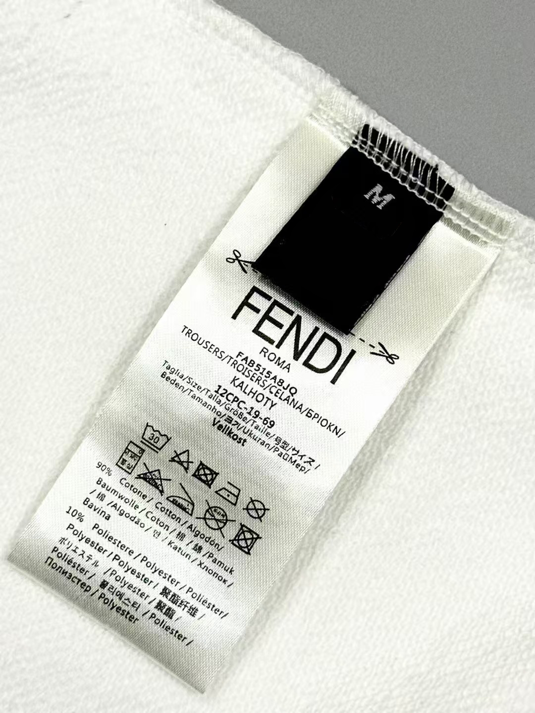  💰125 Fendi/芬迪 《官网同款 限定小怪兽眼睛logo字母》 印花毛圈长袖卫衣 

-【420G重磅毛圈版本 百分百纯棉独家出货 定染硫化黑无尘处理面料 】  

-面料：420G百分百纯棉赛络纺毛圈，配套410G纯棉罗纹🔥
 Logo标识精致升级，灵感源自八十年代复古
原版面料 官方同款 圆领卫衣

- 颜色：黑色 白色

- 尺码：XS S M L 

- 购入原版开模打造，全套定制辅料，细节决定成败。

- 辅料:   原版辅料一比一三标齐全，os落肩版型，男女同款，官网品质
- 无性别区分 男女同款