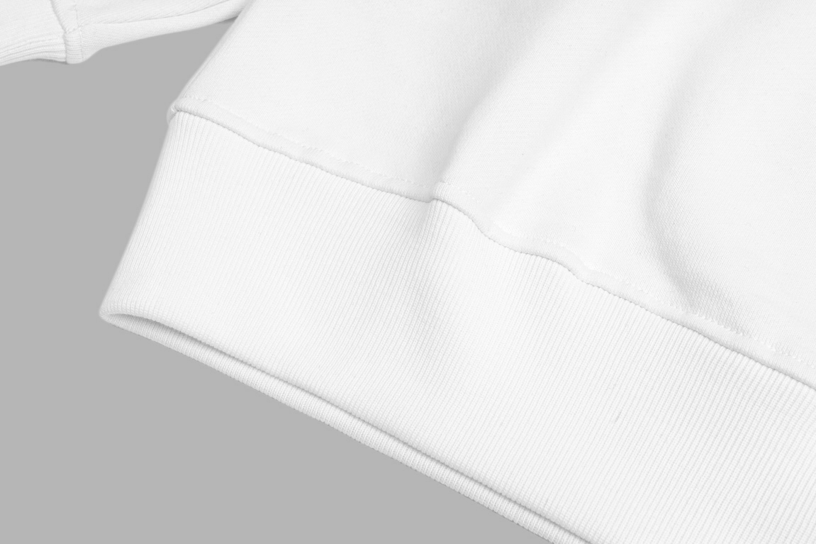  💰125 Fendi/芬迪 《官网同款 限定小怪兽眼睛logo字母》 印花毛圈长袖卫衣 

-【420G重磅毛圈版本 百分百纯棉独家出货 定染硫化黑无尘处理面料 】  

-面料：420G百分百纯棉赛络纺毛圈，配套410G纯棉罗纹🔥
 Logo标识精致升级，灵感源自八十年代复古
原版面料 官方同款 圆领卫衣

- 颜色：黑色 白色

- 尺码：XS S M L 

- 购入原版开模打造，全套定制辅料，细节决定成败。

- 辅料:   原版辅料一比一三标齐全，os落肩版型，男女同款，官网品质
- 无性别区分 男女同款