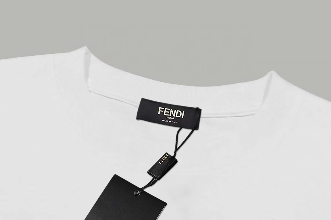  💰125 Fendi/芬迪 《官网同款 限定小怪兽眼睛logo字母》 印花毛圈长袖卫衣 

-【420G重磅毛圈版本 百分百纯棉独家出货 定染硫化黑无尘处理面料 】  

-面料：420G百分百纯棉赛络纺毛圈，配套410G纯棉罗纹🔥
 Logo标识精致升级，灵感源自八十年代复古
原版面料 官方同款 圆领卫衣

- 颜色：黑色 白色

- 尺码：XS S M L 

- 购入原版开模打造，全套定制辅料，细节决定成败。

- 辅料:   原版辅料一比一三标齐全，os落肩版型，男女同款，官网品质
- 无性别区分 男女同款