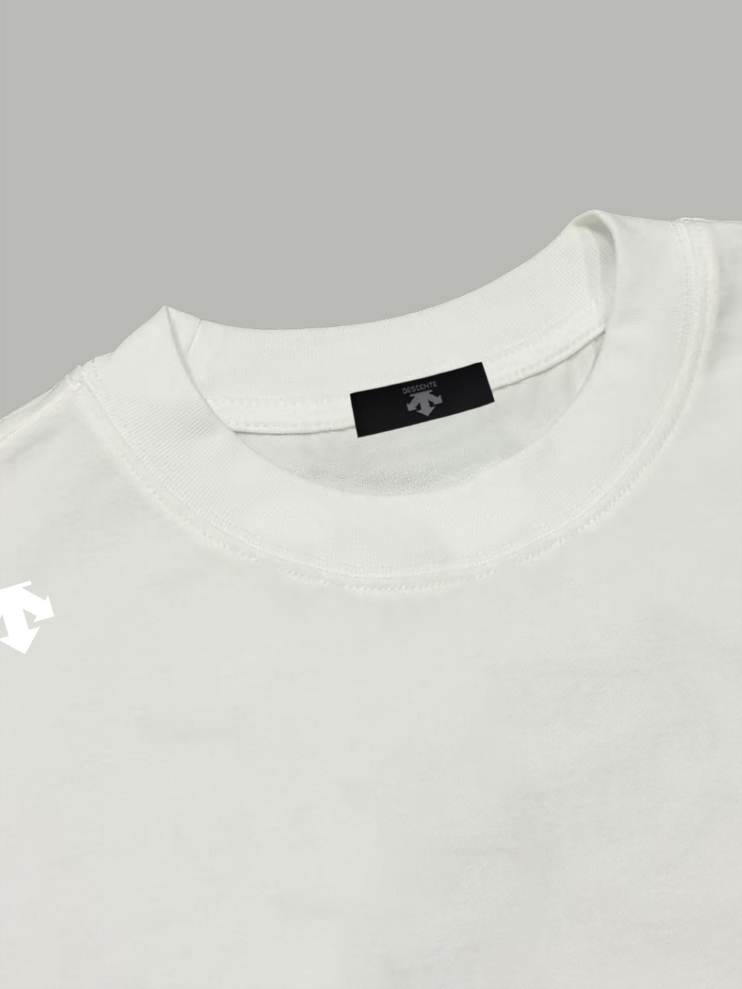 Descente DESCENTE/迪桑特 《 硅胶箭头logo》 双纱纯棉短袖
