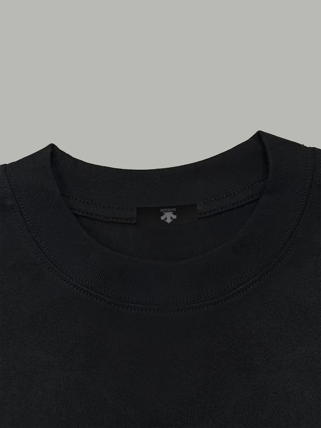 Descente DESCENTE/迪桑特 《 硅胶箭头logo》 双纱纯棉短袖