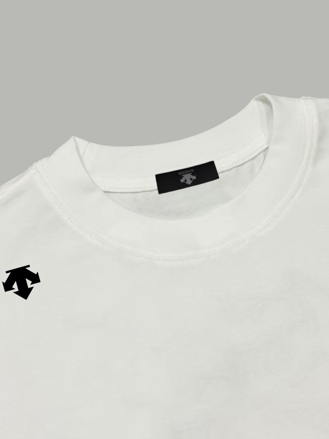 Descente DESCENTE/迪桑特 《 硅胶箭头logo》 双纱纯棉短袖