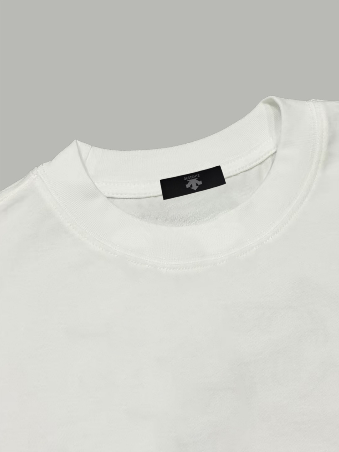 Descente DESCENTE/迪桑特 《 手臂 硅胶箭头logo》 双纱纯棉短袖