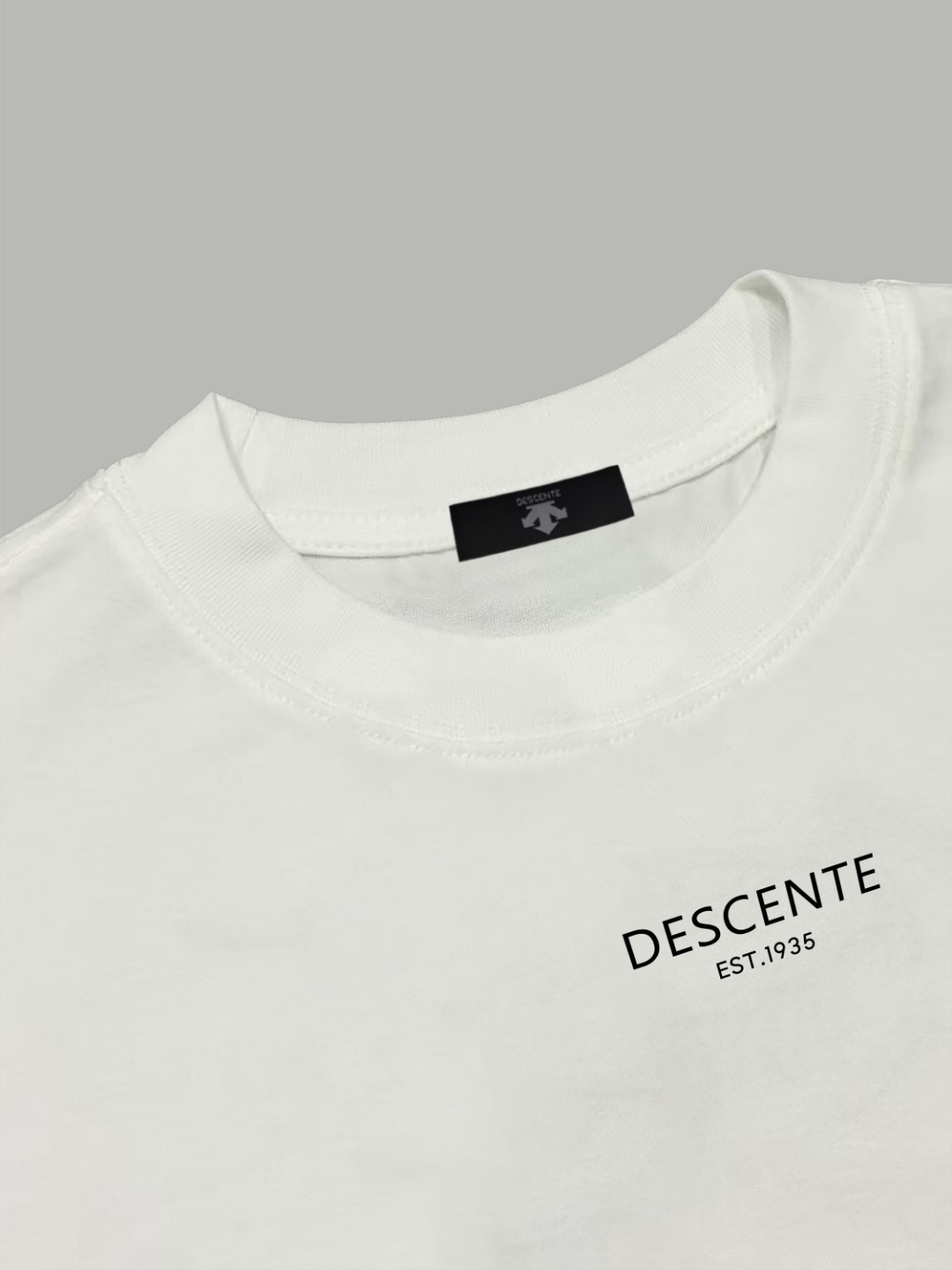 Descente DESCENTE/迪桑特 《 硅胶箭头logo图案》 双纱纯棉短袖