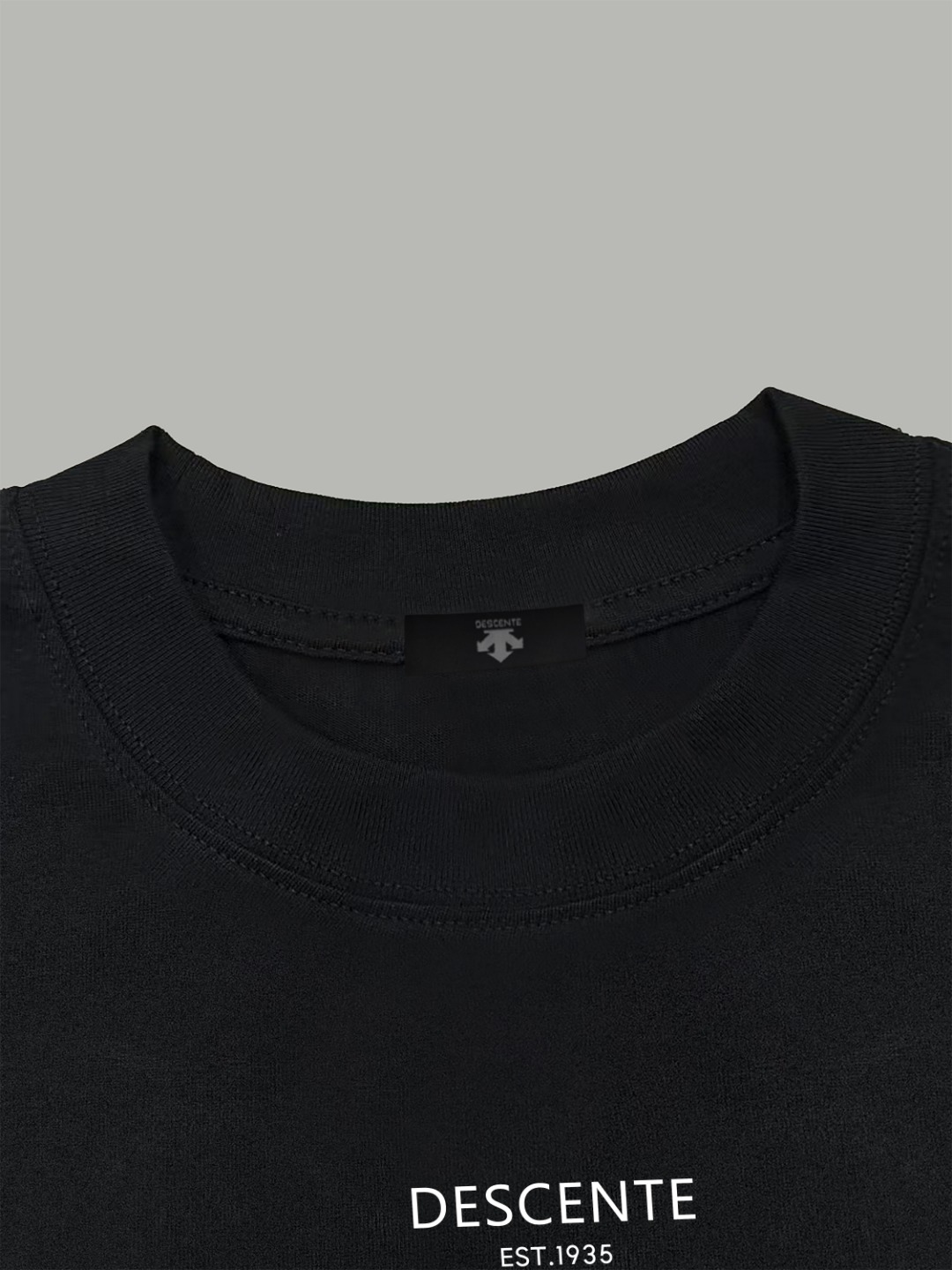 Descente DESCENTE/迪桑特 《 硅胶箭头logo图案》 双纱纯棉短袖