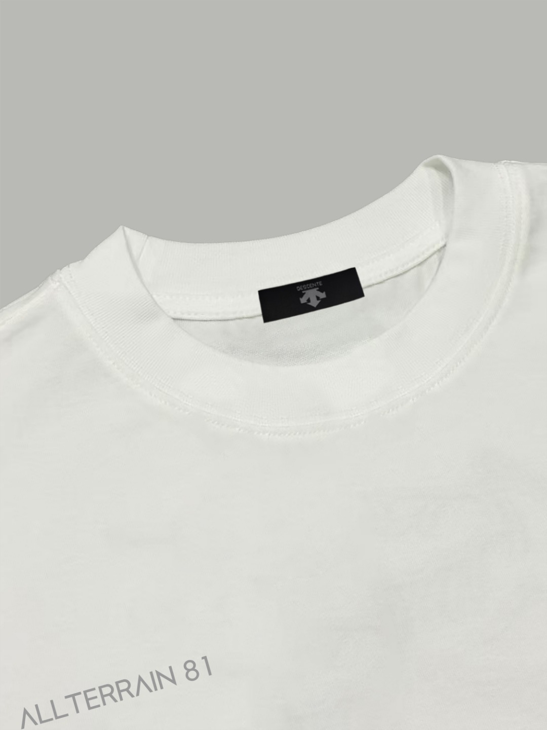 Descente DESCENTE/迪桑特 《 硅胶箭头logo图案》 双纱纯棉短袖