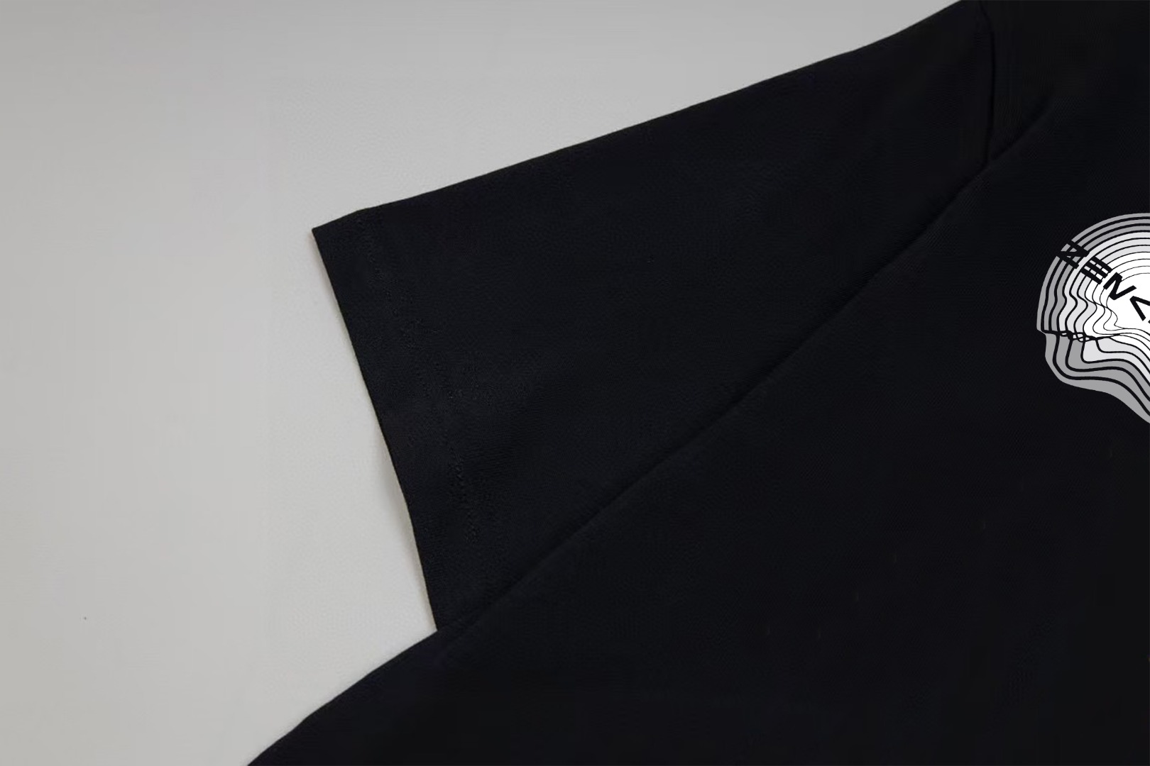 Descente DESCENTE/迪桑特 《 硅胶箭头logo图案》 双纱纯棉短袖