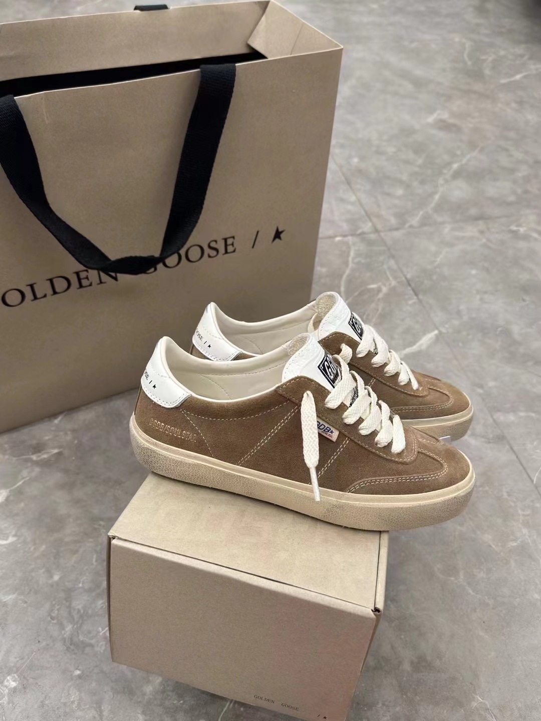 Golden Goose נעליים נעלי סקייטבורד מעצב העתק באיכות גבוהה
 זהב אדום לבן קווייד TPU