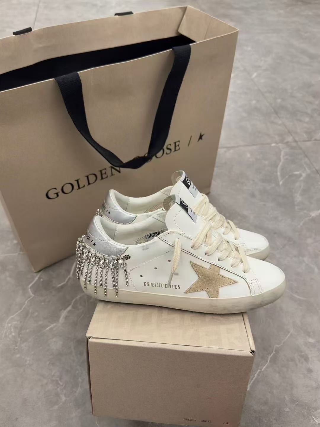 NO:225017,The top version of new color GGDB~~Golden Goose Deluxe Brand # The best version on the entire network is not convinced, and I will compare # GGDB SNERKERS series~~ To the extent that it is popular, I will be against the little white shoes, and I will wear all kinds of dirty shoes!  Celebrity private server demonstration × It’s so versatile!  No need to worry about washing shoes anymore!  Original custom cowhide (the essence of old making) inner breathable mesh cloth   cowhide foot pad, original mold opening 3.5cm high-rise latex insole, original TPU two-color outsole... Size 35-40 for women, casual shoes/sports shoes, sneakers, cowhide19860909新色顶级版本 GGDB~~Golden Goose Deluxe Brand # 全网最好版本不服来比 # GGDB SNERKERS系列~~火红程度上怼小白鞋,下踩各类小脏鞋！明星私服上脚示范 ×就是这么百搭 ！再也不用担心洗鞋的问题啦！ 鞋面原版定制牛皮（做旧精髓所在）内里透气网布 牛皮垫脚,原版开模3.5cm内增高乳胶鞋垫,原版TPU双色大底…… 码数女35-40,休闲鞋/运动鞋,sneakers,cowhide,Women's Shoes