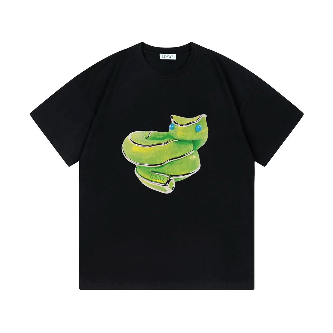 🅿️85 LOEWE 罗意威 2025新款 蛇年限定 灵动蛇字母logo 男女同款 短袖t恤 ·定制280克100％双纱纯棉面料 ·定染32支双股螺纹 ·康丽数码直喷印花 ·领标吊牌主唛齐全 颜色：黑色 尺码：XS-L