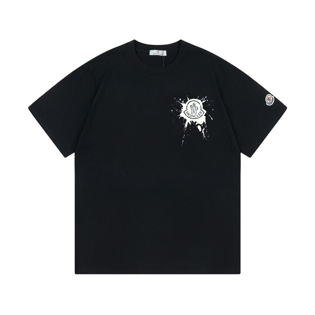 （隔天到） Moncler 蒙口 2025新款 喷墨小字母logo 定制袖章 男女同款 短袖t恤 ·定制280克100％双纱纯棉面料 ·定染32支双股螺纹 ·领标吊牌主唛三标齐全 颜色：黑色 尺码：XS S M L