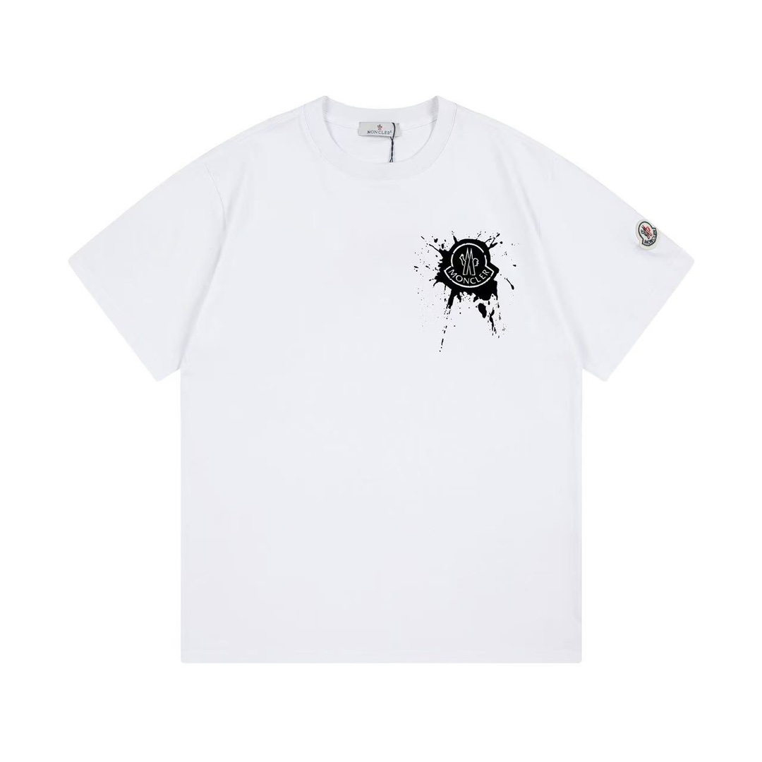 （隔天到） Moncler 蒙口 2025新款 喷墨小字母logo 定制袖章 男女同款 短袖t恤 ·定制280克100％双纱纯棉面料 ·定染32支双股螺纹 ·领标吊牌主唛三标齐全 颜色：白色 尺码：XS S M L