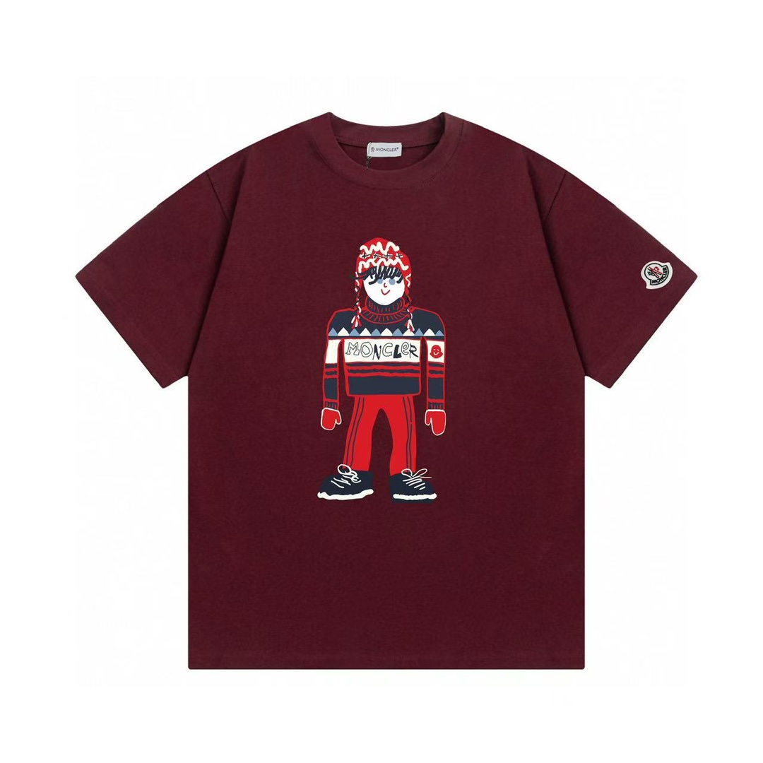 （隔天到） Moncler 蒙口 2025新款 潮人公仔字母logo 定制袖章 男女同款 短袖t恤 ·定制300克100％双纱纯棉面料 ·定染32支双股螺纹 ·领标吊牌主唛三标齐全 颜色：安可拉红 尺码：XS S M L