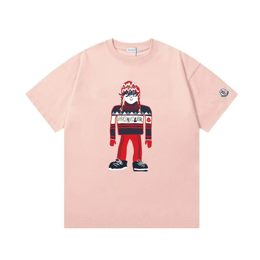 （隔天到） Moncler 蒙口 2025新款 潮人公仔字母logo 定制袖章 男女同款 短袖t恤 ·定制300克100％双纱纯棉面料 ·定染32支双股螺纹 ·领标吊牌主唛三标齐全 颜色：粉色 尺码：XS S M L