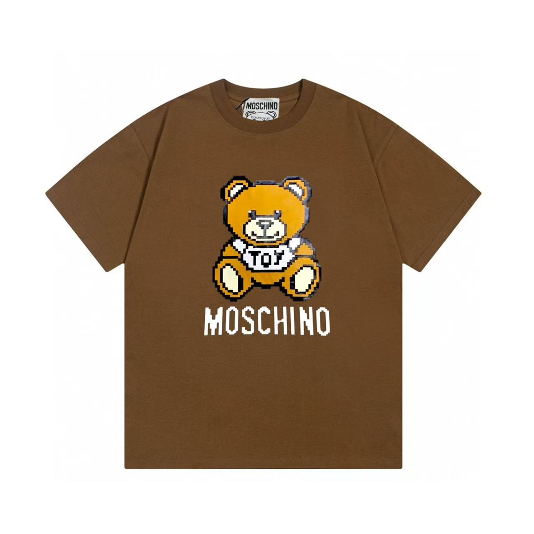 （次日达） Moschino 莫斯奇诺 2025新款 超萌系列 3D立体小熊字母logo 男女同款 短袖t恤 ·定制300克100％双纱纯棉面料 ·定染32支双股螺纹 ·领标吊牌主唛三标齐全 颜色：棕色 尺码：XS S M L