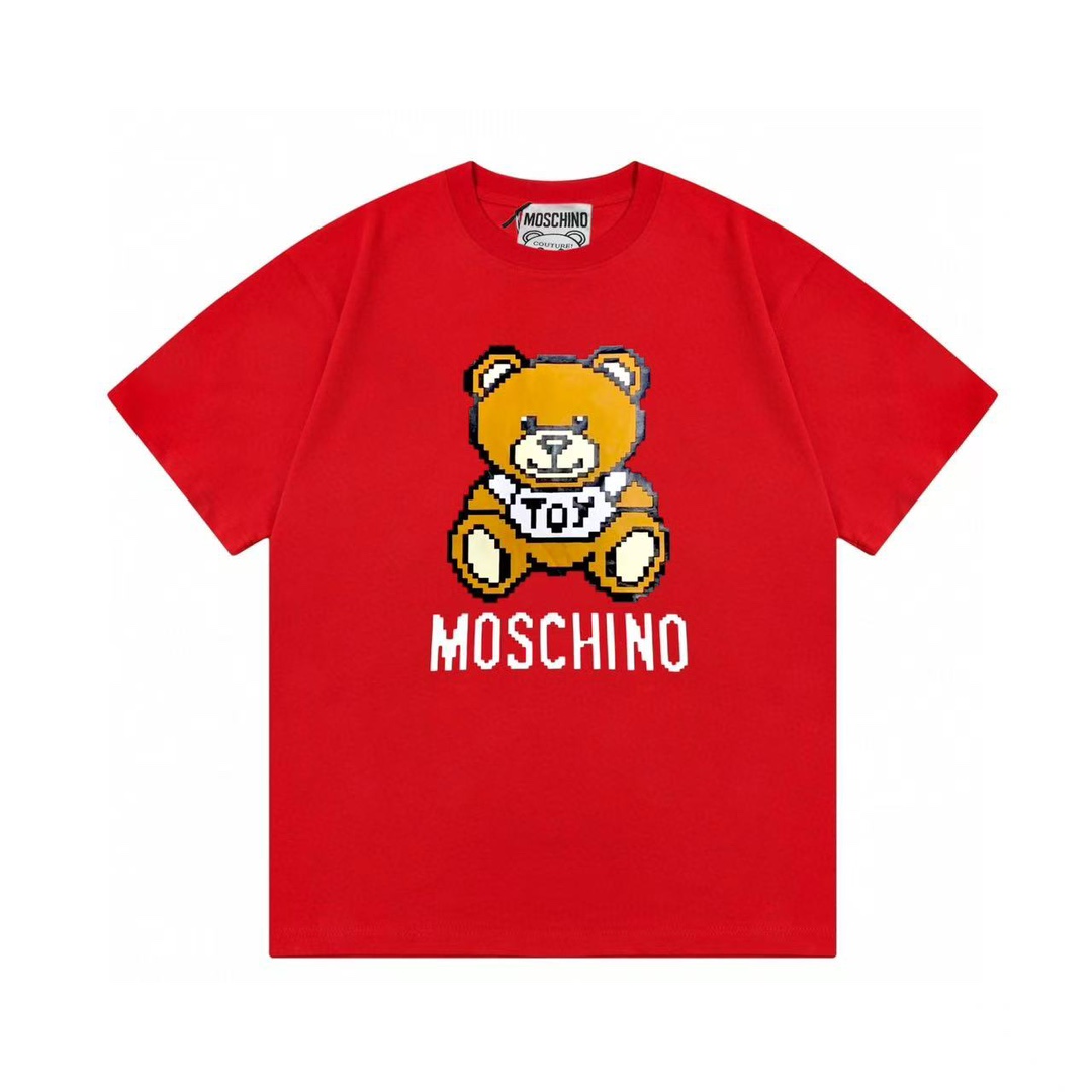 （次日达） Moschino 莫斯奇诺 2025新款 超萌系列 3D立体小熊字母logo 男女同款 短袖t恤 ·定制300克100％双纱纯棉面料 ·定染32支双股螺纹 ·领标吊牌主唛三标齐全 颜色：红色 尺码：XS S M L