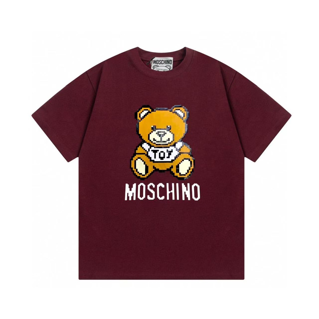 （次日达） Moschino 莫斯奇诺 2025新款 超萌系列 3D立体小熊字母logo 男女同款 短袖t恤 ·定制300克100％双纱纯棉面料 ·定染32支双股螺纹 ·领标吊牌主唛三标齐全 颜色：安克拉红 尺码：XS S M L