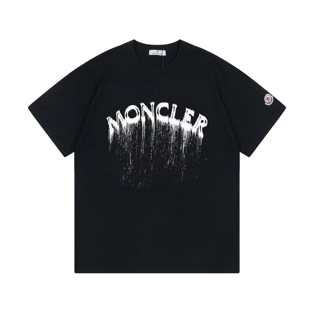 （隔天到） Moncler 蒙口 2025新款 官网同步 喷墨字母logo 定制袖章 男女同款 短袖t恤 ·定制300克100％双纱纯棉面料 ·康丽数码直喷工艺 ·定染32支双股螺纹 ·领标吊牌主唛三标齐全 颜色：黑色 尺码：XS S M…