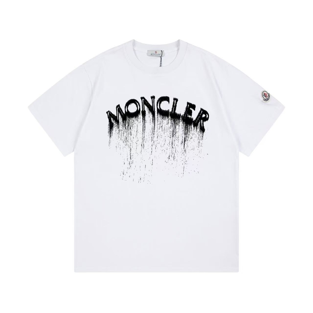（隔天到） Moncler 蒙口 2025新款 官网同步 喷墨字母logo 定制袖章 男女同款 短袖t恤 ·定制300克100％双纱纯棉面料 ·康丽数码直喷工艺 ·定染32支双股螺纹 ·领标吊牌主唛三标齐全 颜色：白色 尺码：XS S M…