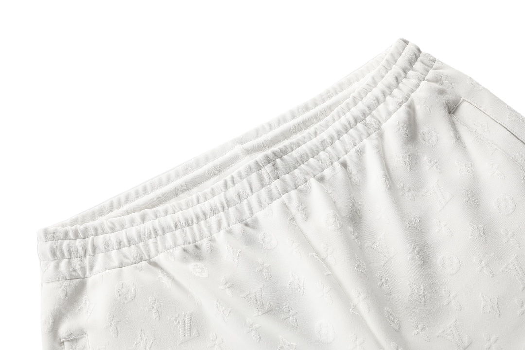 P105 LV 驴家 2025新款 轻奢主义 男女日常通勤 穿搭必备 全身提花logo 休闲短裤 ·定制提花面料 ·内置抽绳调节松紧裤腰设计 ·腰标吊牌洗水唛三标齐全 颜色：白色 码数：S M L XL