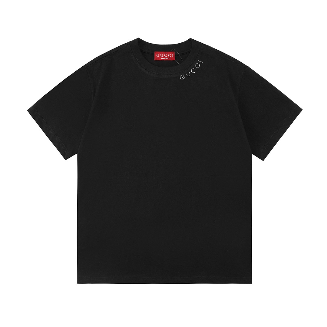 Gucci 古驰 2025新款 领口烫钻字母logo 男女同款 短袖t ·定制300克100％双纱纯棉面料 ·定染32支双股螺纹 ·烫钻工艺logo ·领标吊牌主唛三标齐全 颜色：黑色 尺码：XS S M L