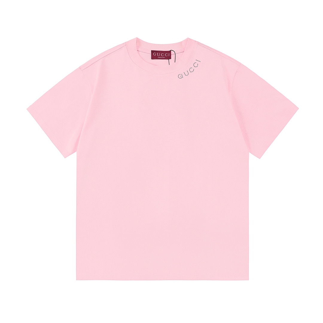 Gucci 古驰 2025新款 领口烫钻字母logo 男女同款 短袖t ·定制300克100％双纱纯棉面料 ·定染32支双股螺纹 ·烫钻工艺logo ·领标吊牌主唛三标齐全 颜色：粉色 尺码：XS S M L