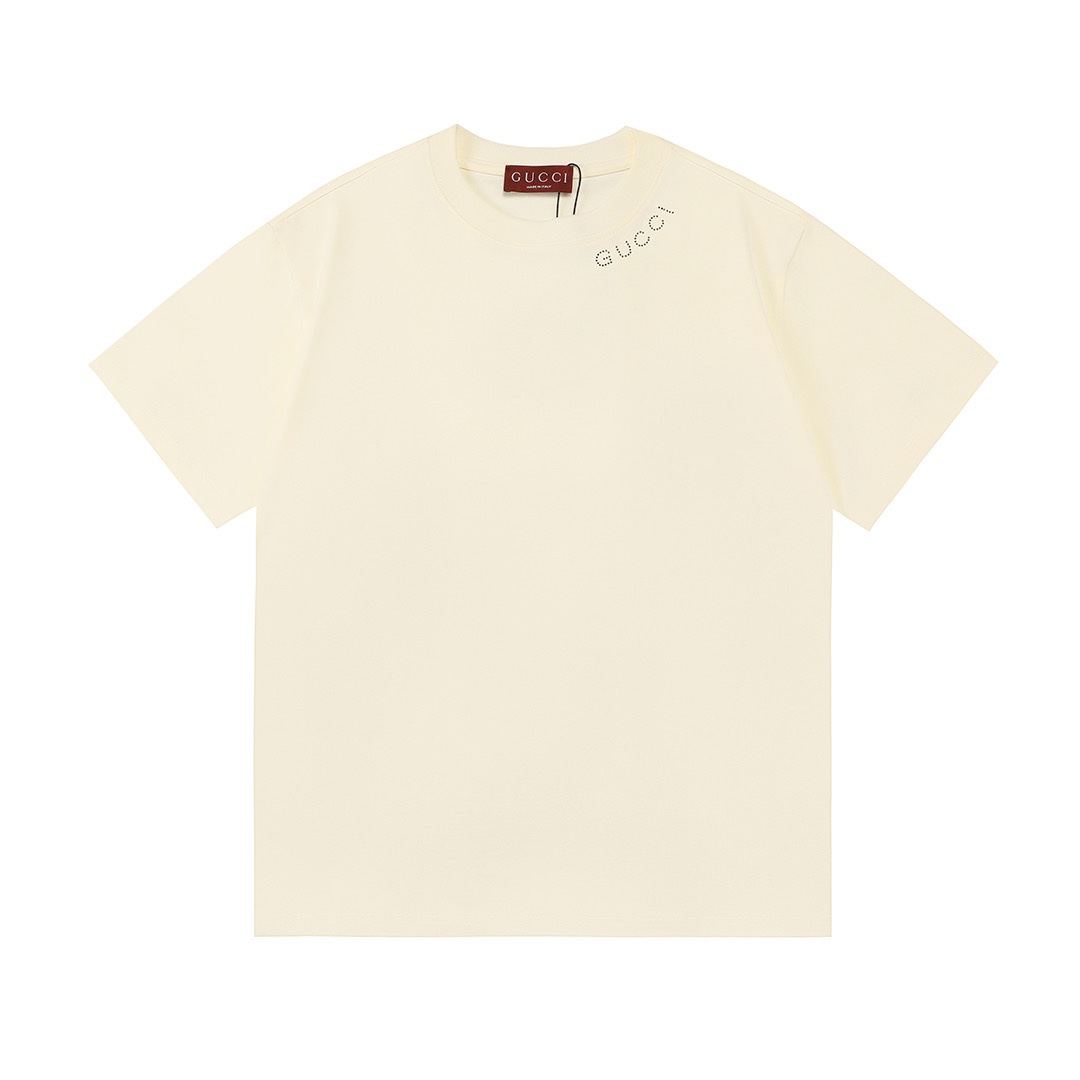 Gucci 古驰 2025新款 领口烫钻字母logo 男女同款 短袖t ·定制300克100％双纱纯棉面料 ·定染32支双股螺纹 ·烫钻工艺logo ·领标吊牌主唛三标齐全 颜色：杏色 尺码：XS S M L